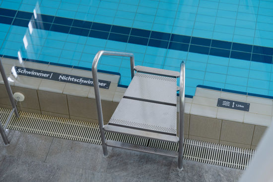 Einstiegstreppe ins Schwimmer- und Nichtschwimmerbecken der Bodensee-Therme Überlingen – klares Wasser und gepflegte Beckenlandschaft
