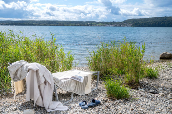 Liege mit Handtüchern und Bademantel direkt am Bodenseeufer – Erholung und Natur pur in der Bodensee-Therme Überlingen